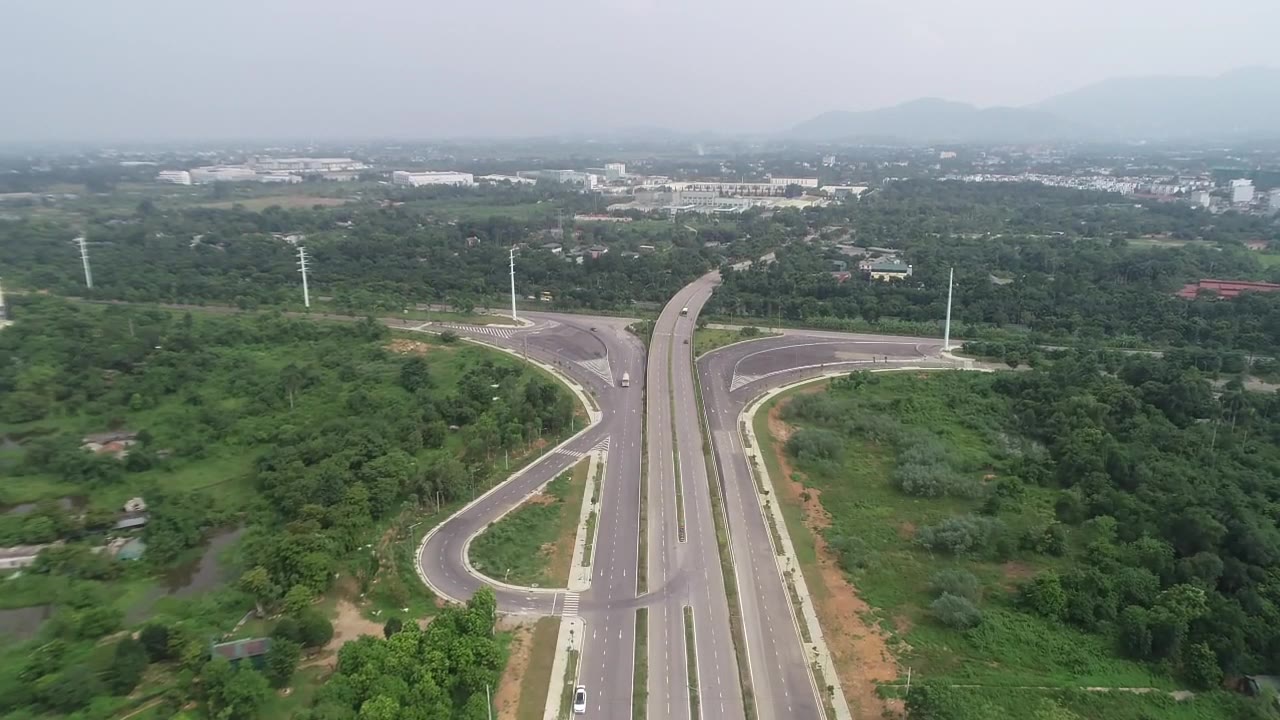 Cầu vượt và nút giao nối hai phân khu trong Khu công nghệ cao Hòa Lạc, nhìn từ trên cao