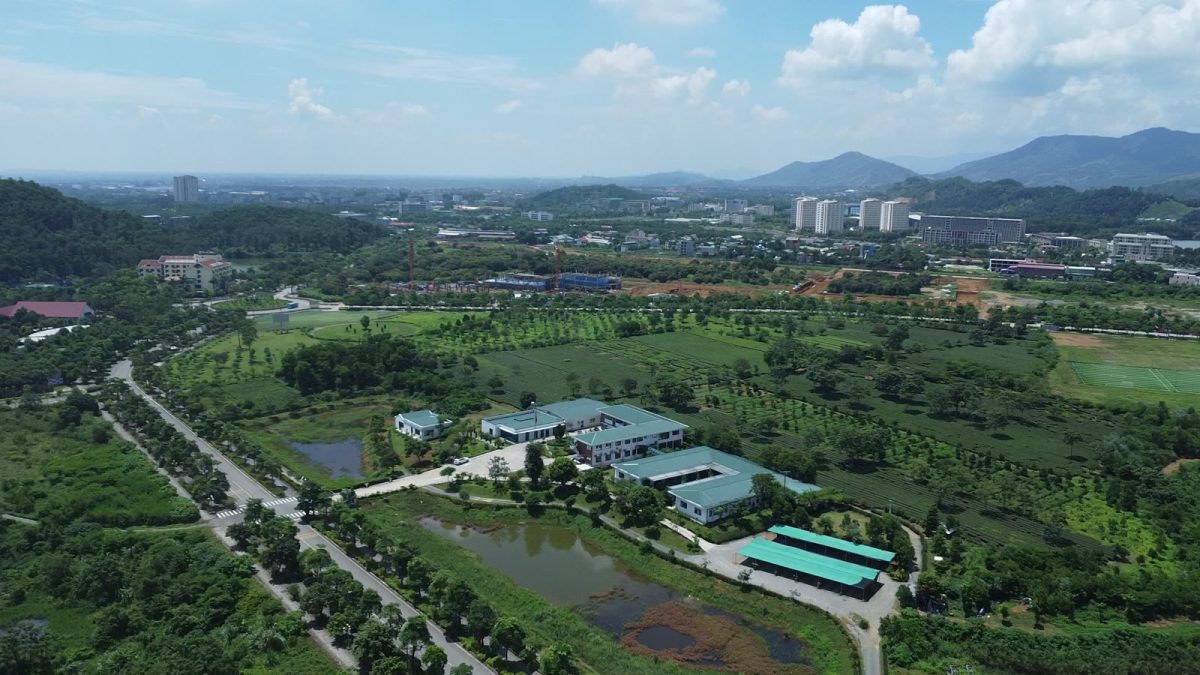 Toàn cảnh Khu công nghệ cao Hòa Lạc nhìn từ trên cao, xa xa là dãy núi
