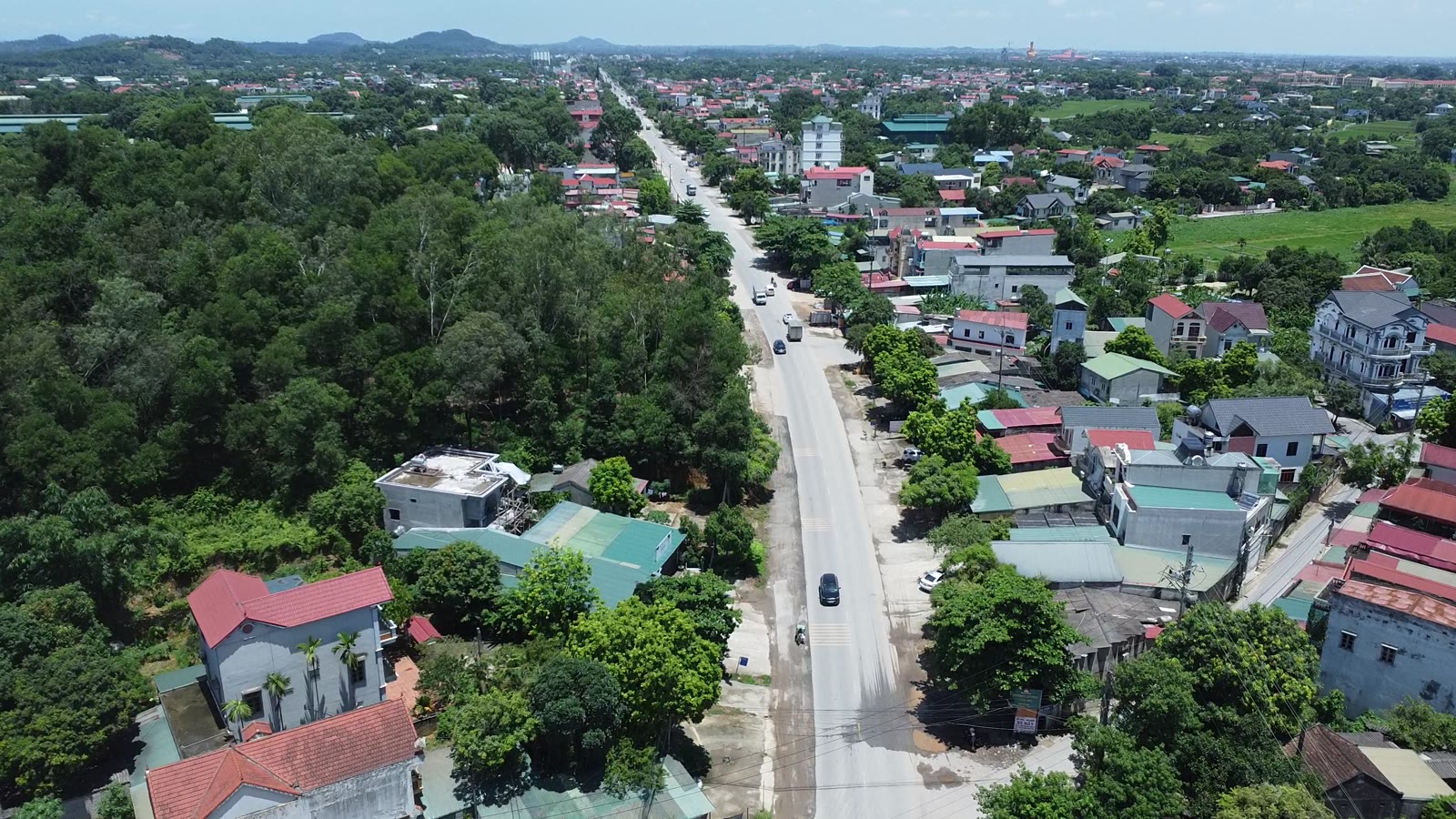 Đường làng và nhà dân ở vùng quanh Khu công nghệ cao Hòa Lạc nhìn từ trên cao