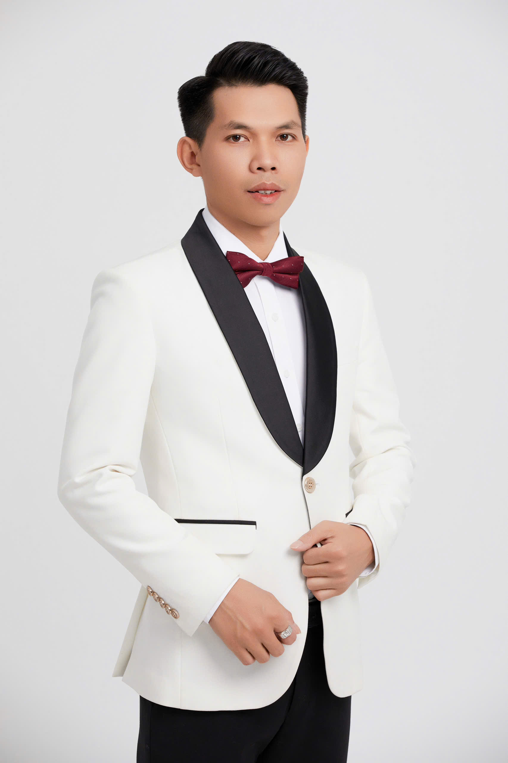 Chân dung Nguyễn Mạnh Tưởng, môi giới đất nền Hòa Lạc, mặc vest trắng thắt nơ đỏ