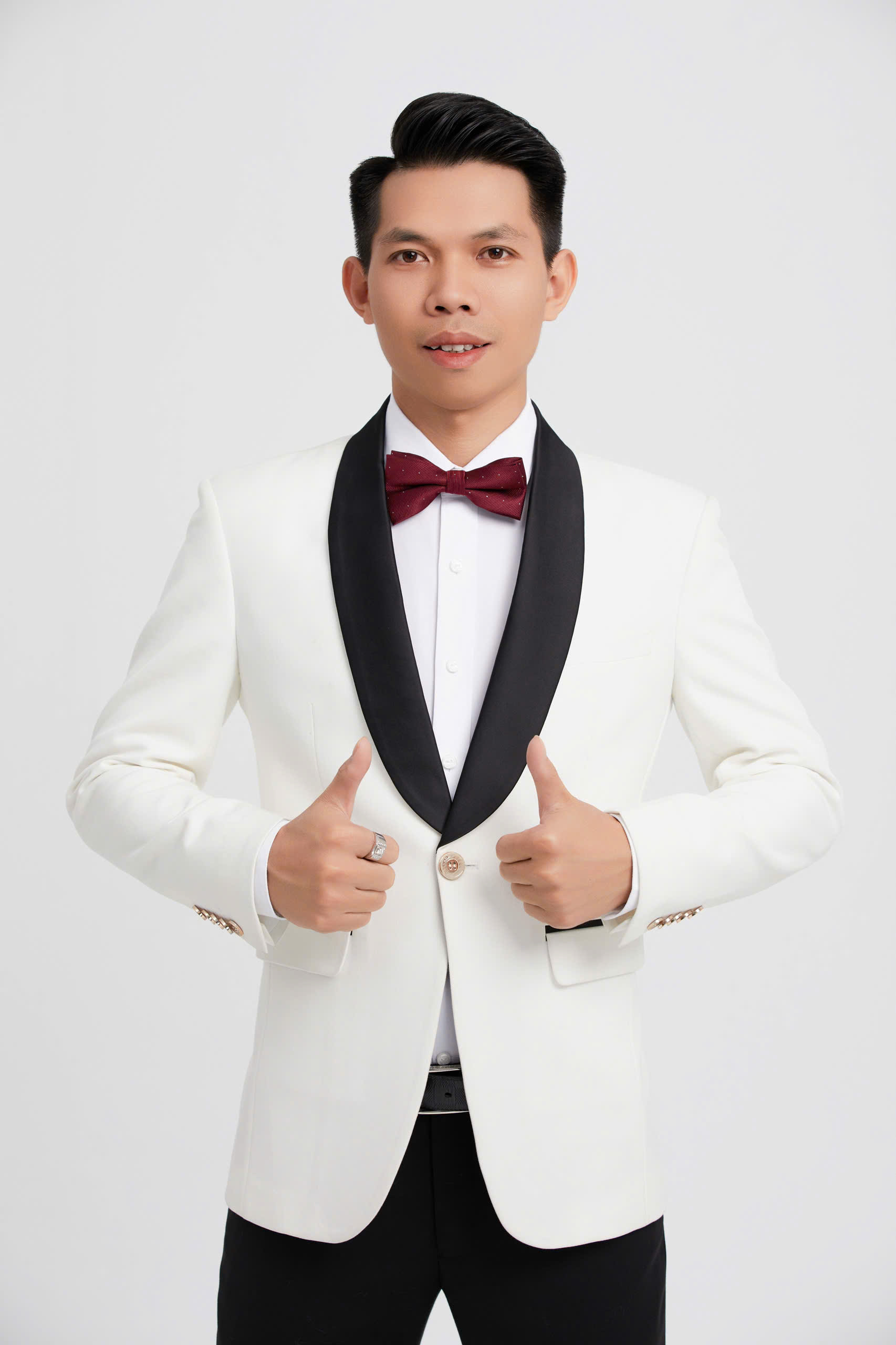 Nguyễn Mạnh Tưởng, môi giới đất nền Hòa Lạc, mặc vest trắng giơ ngón tay cái