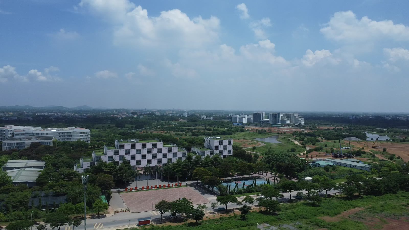 Khuôn viên Trường Đại học FPT trong Khu công nghệ cao Hòa Lạc, toà nhà mặt tiền ô vuông đen trắng